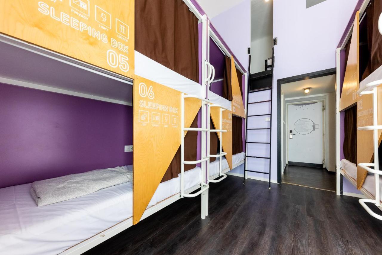 Cama en dormitorio compartido de 8 camas con baño privado